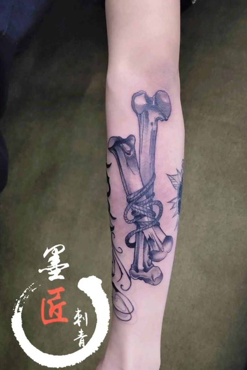 骨头纹身图片_手部Old School纹身图案