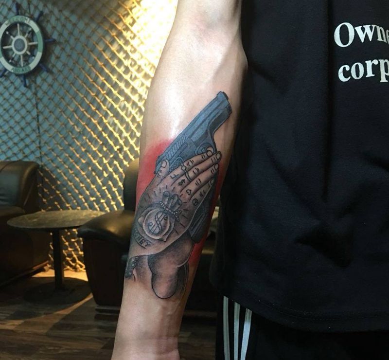 匪帮风格祈祷手纹身图片