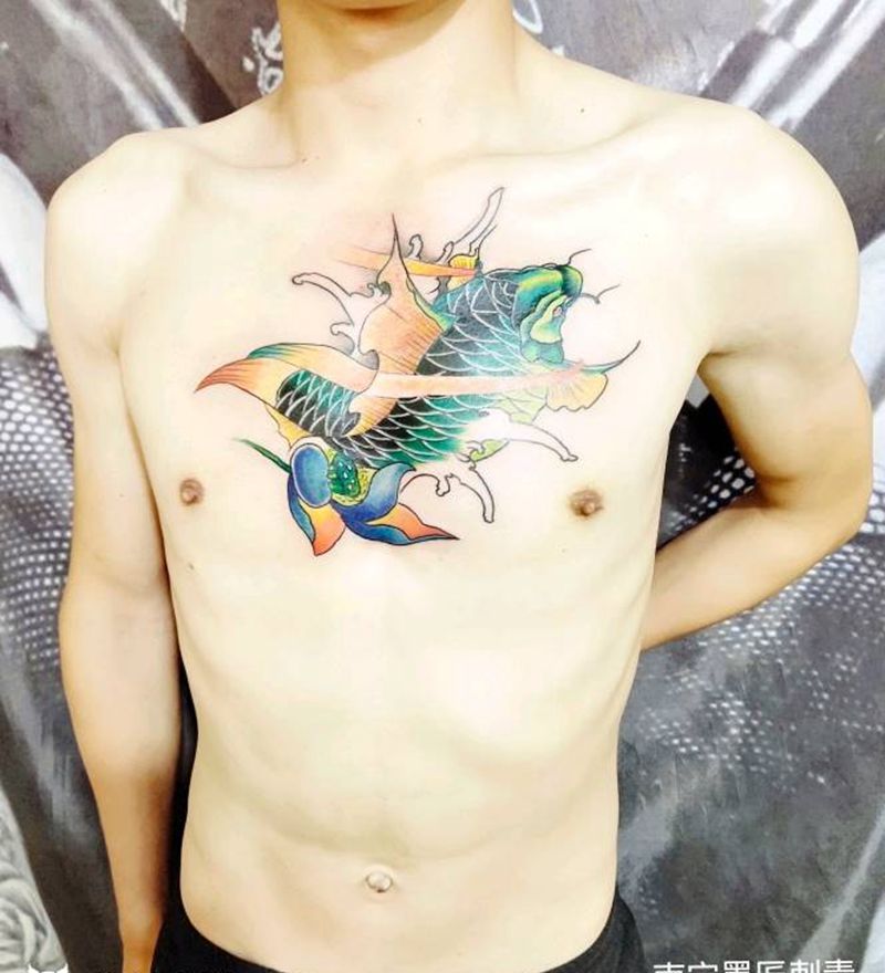 锦鲤纹身图片_胸部新传统纹身图案