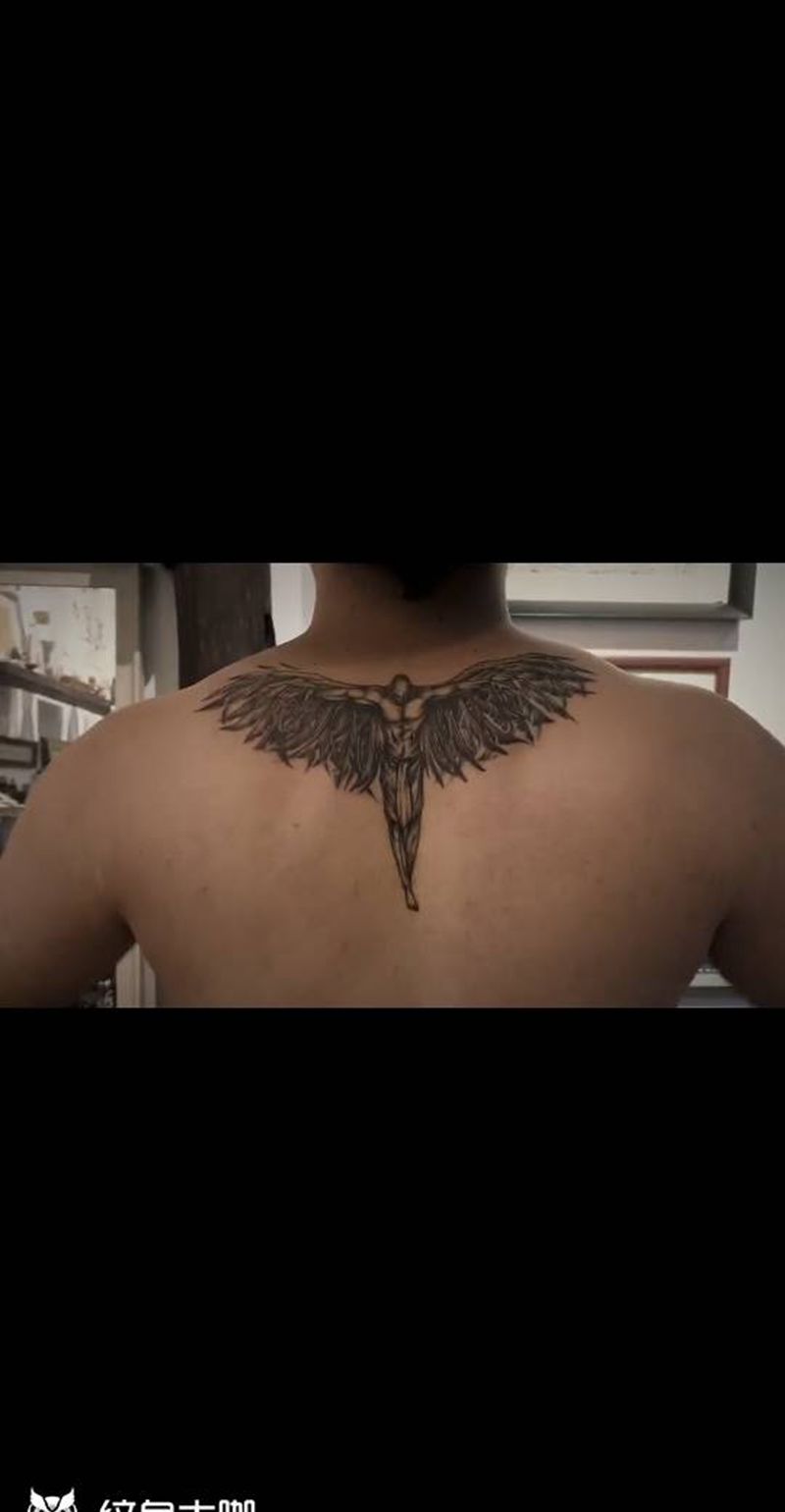 天使纹身图片_背部几何点刺天使纹身图案