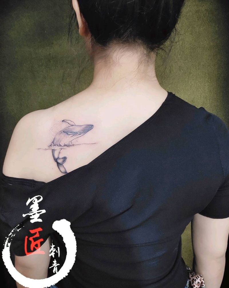 鯨纹身图片_肩部几何点刺纹身图案