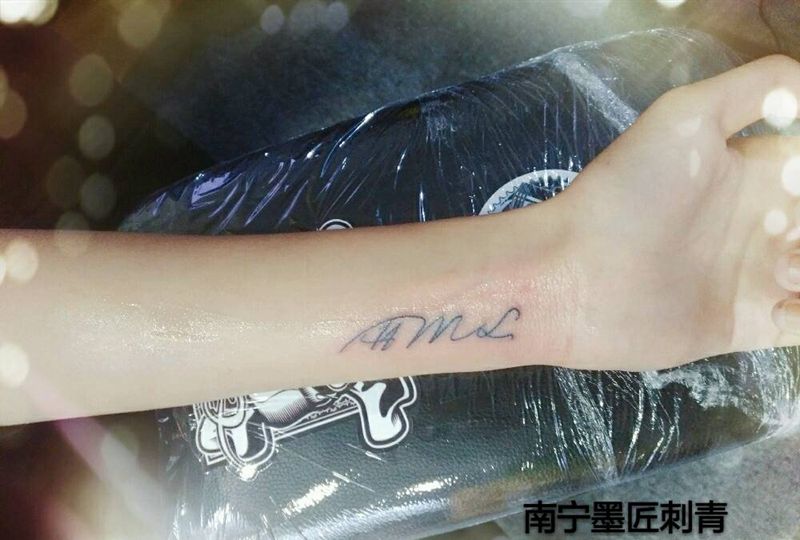 字母纹身图片