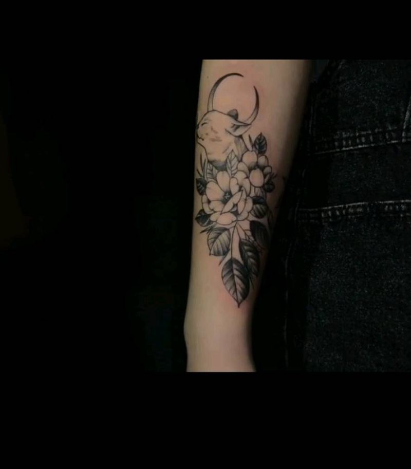 猫咪纹身图片_手部点刺猫咪纹身图案