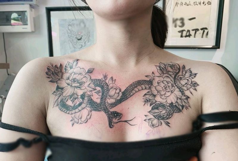 花胸纹身图片_胸部欧美写实蛇纹身图案