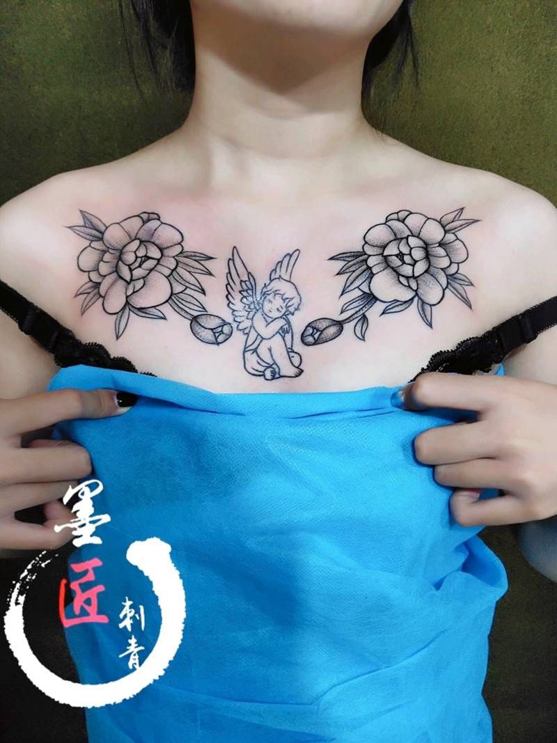 素花纹身图片_肩部点刺纹身图案