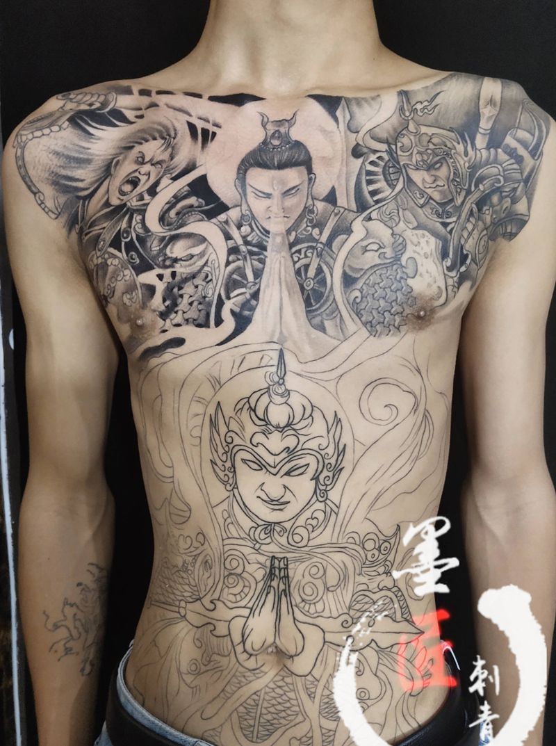 花胸纹身图片_胸部新传统纹身图案