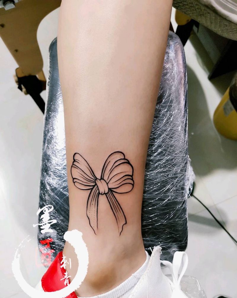 蝴蝶结纹身图片_脚部几何纹身图案