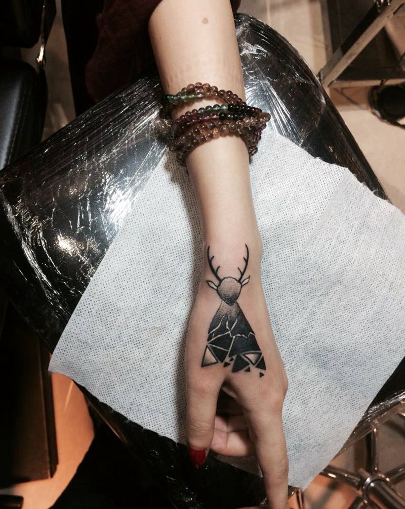 鹿纹身图片_成品手部清新几何动物刺青原创纹身图案