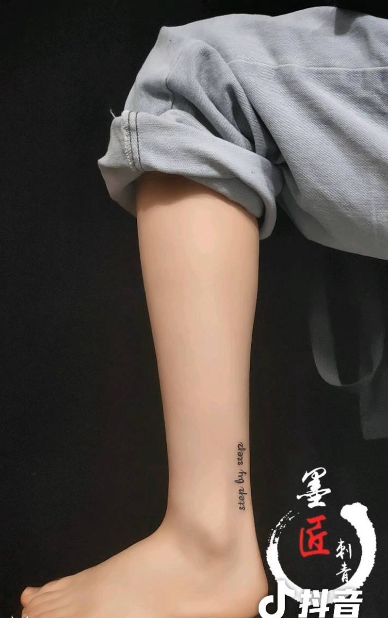 字母纹身图片_脚部花体字纹身图案