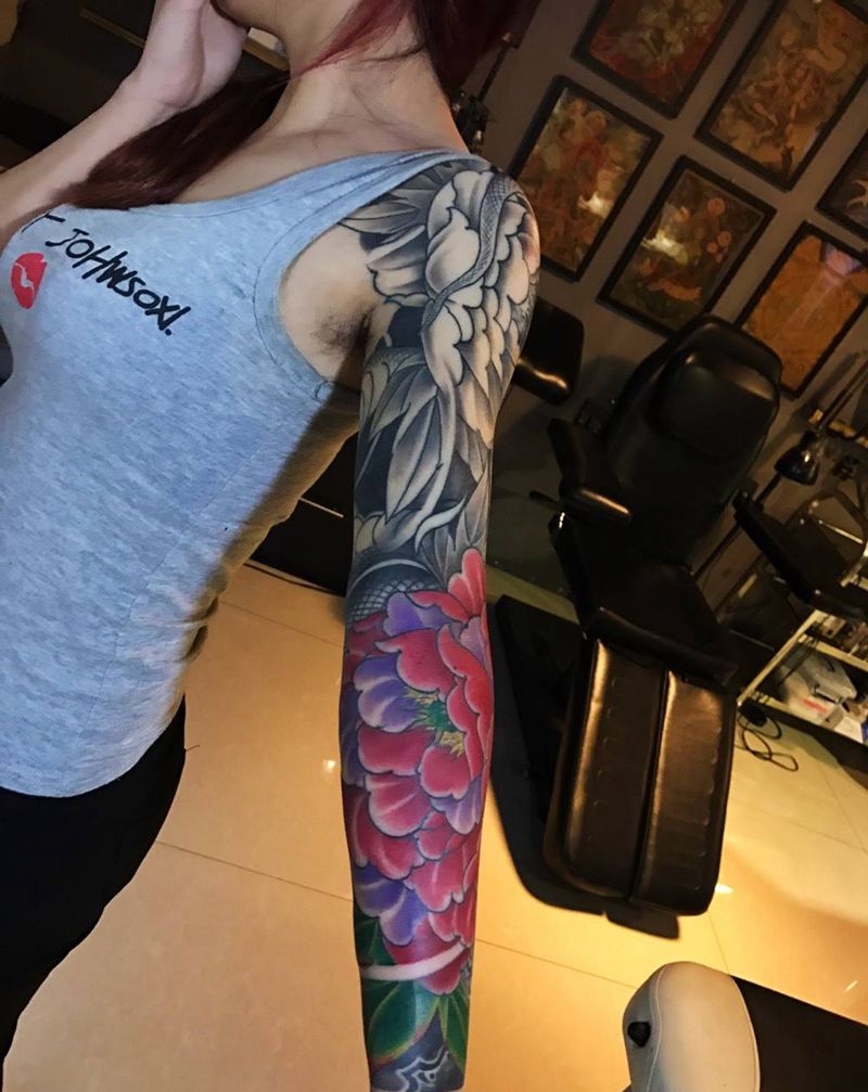 蛇戏牡丹纹身图片_手臂手部传统国画原创植物动物纹身图案