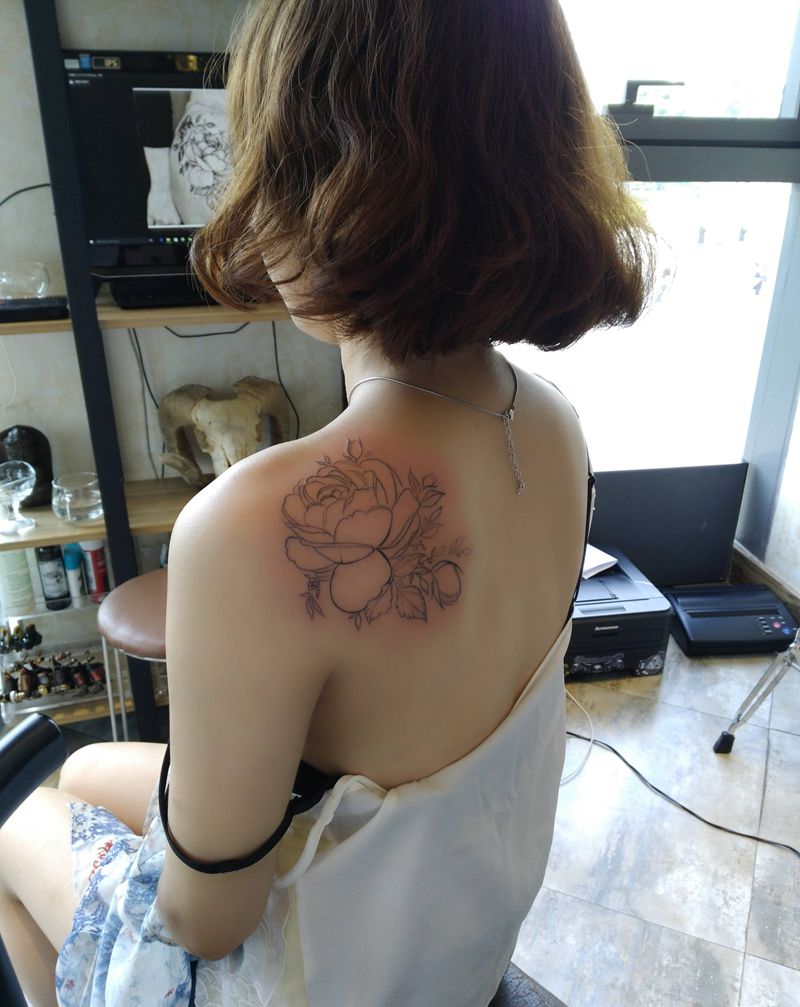 玫瑰花纹身图片_肩部传统植物成品纹身图案