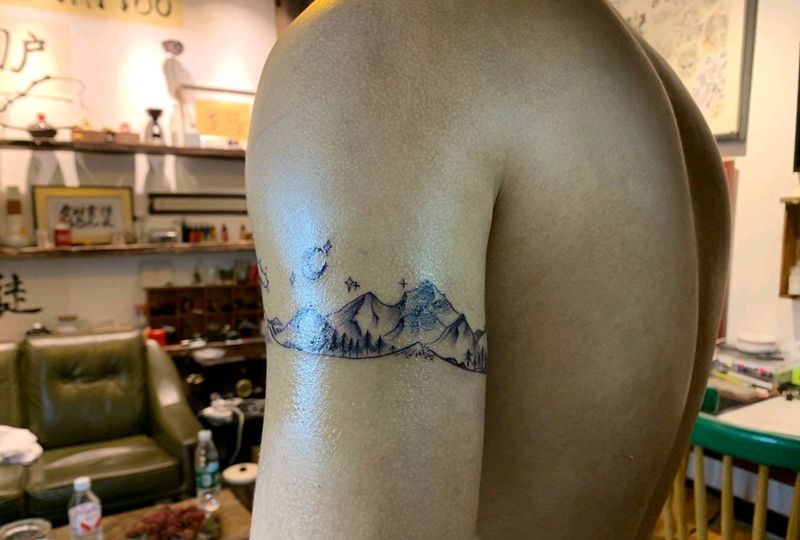 臂环纹身图片_手臂几何点刺臂环纹身图案