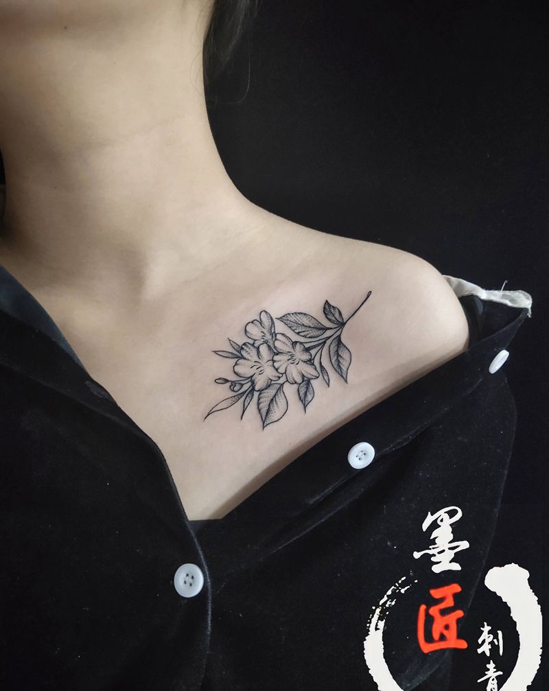 素花纹身图片_胸部点刺纹身图案