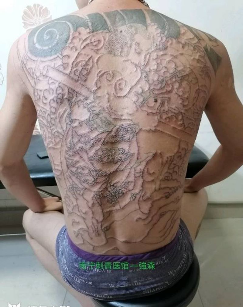清洗线条作品纹身图片_背部纹身图案