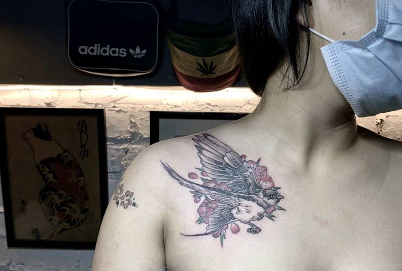 小燕子遮盖纹身图片_肩部手臂水彩小清新燕子遮盖纹身图案