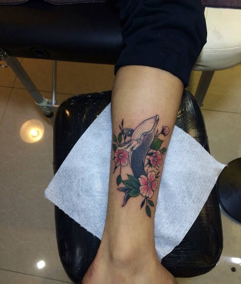 鲸纹身图片_成品腿部欧美传统动物静物几何植物纹身图案