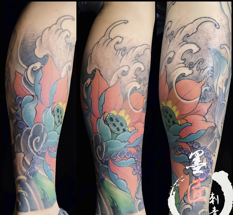 荷花纹身图片_脚部新传统纹身图案