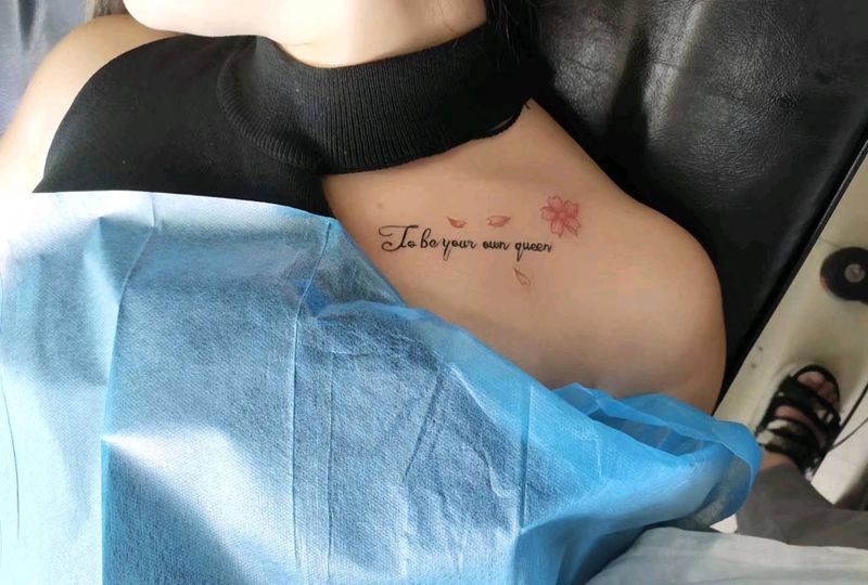 锁骨小清新纹身图片_花体字纹身图案