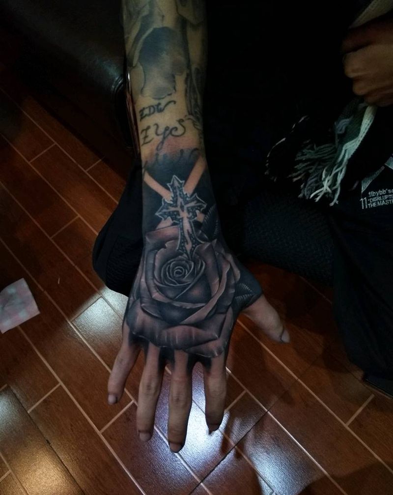 玫瑰手背设计  （十字架是旧图纹身图片