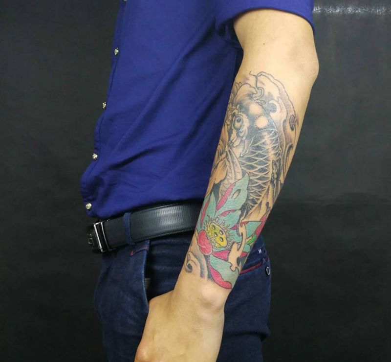 荷花鱼纹身图片