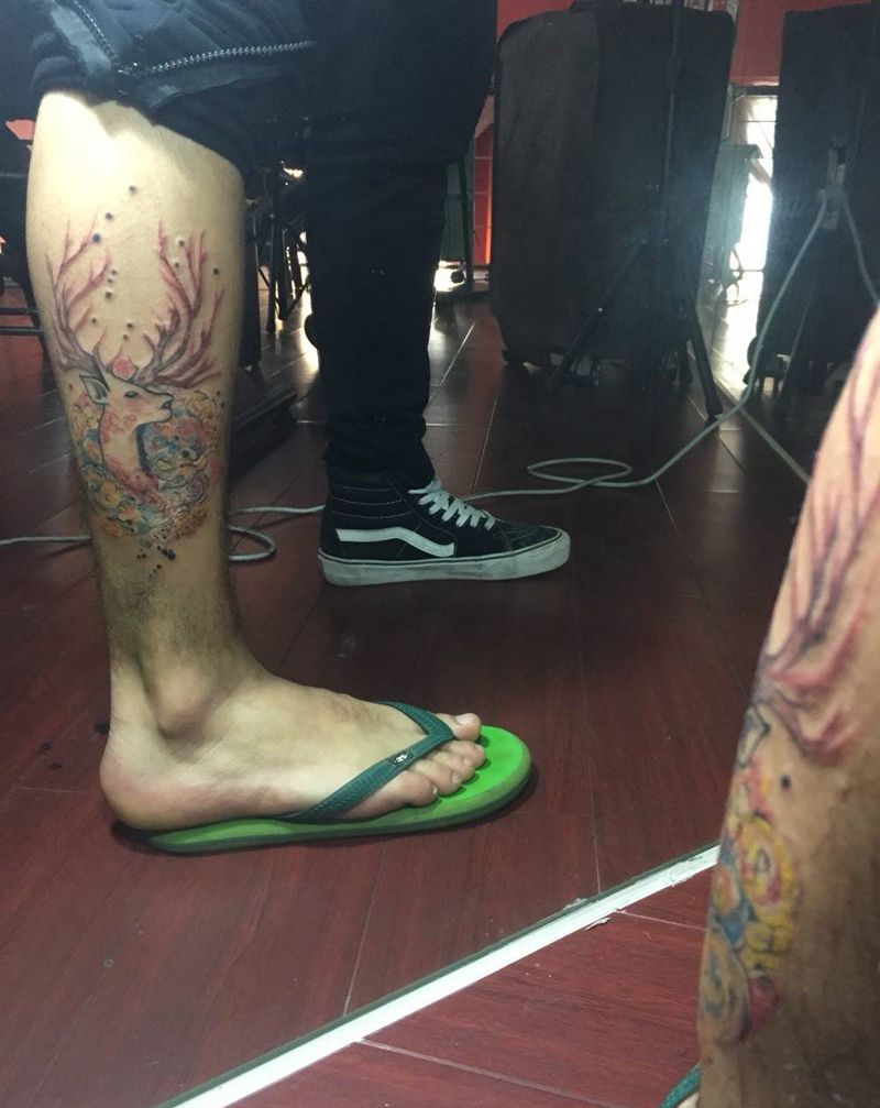 彩色鹿角纹身图片_腿部动物成品纹身图案