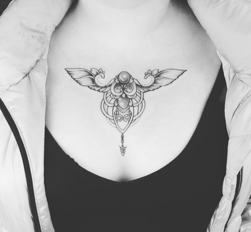 小胸花纹身图片_胸部成品纹身图案