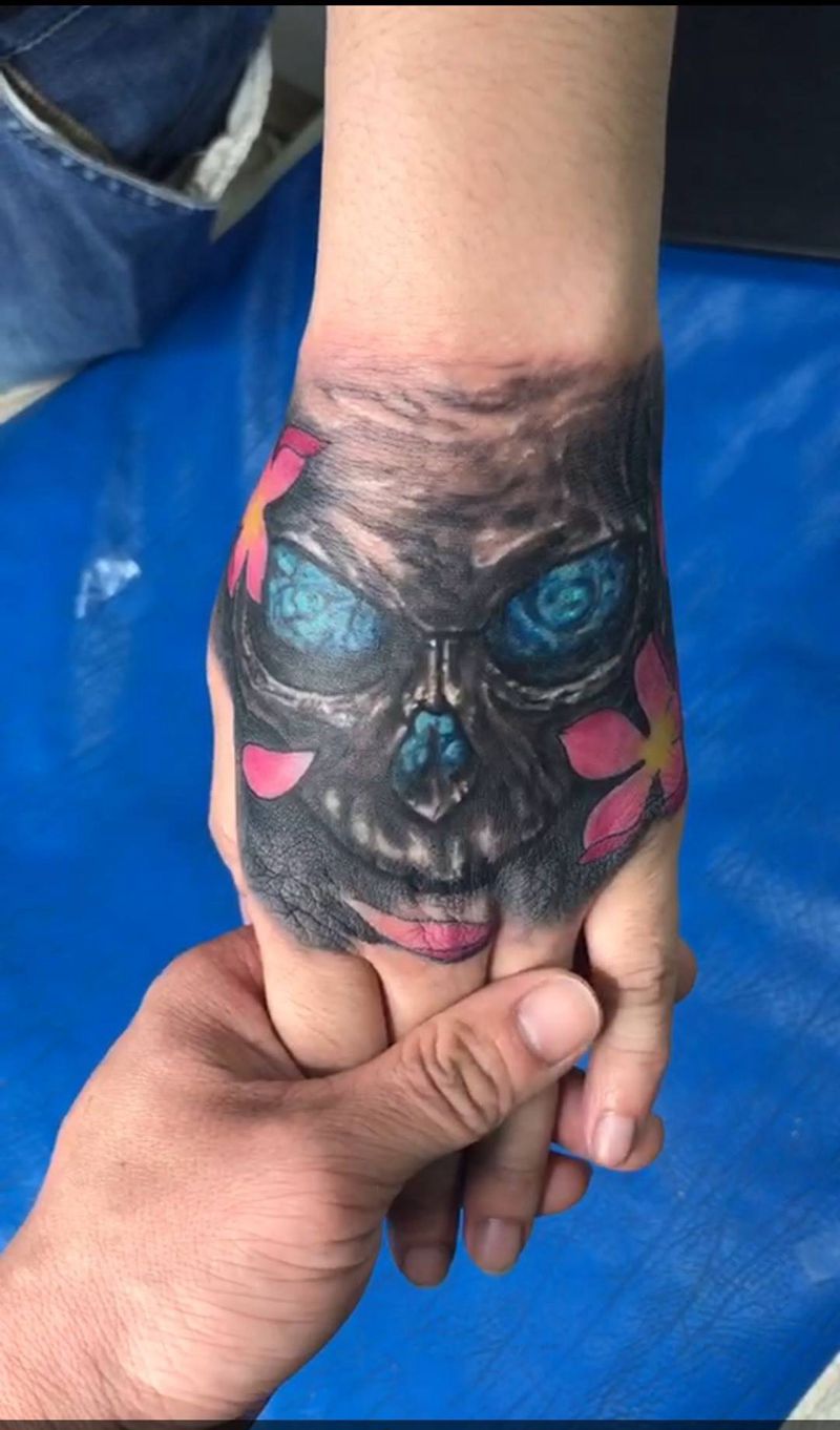 骷髅樱花手背纹身图片