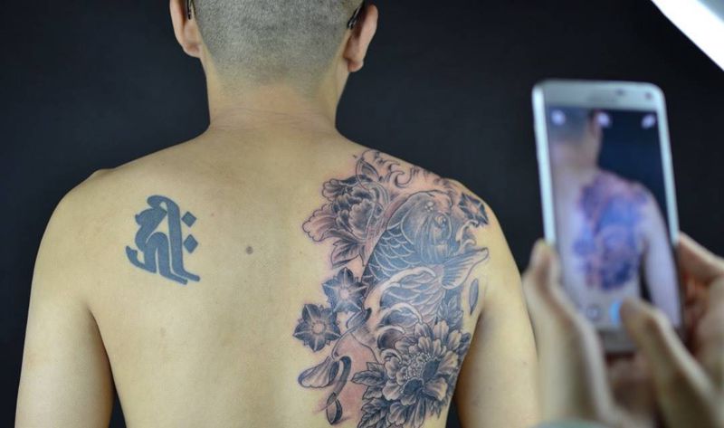 黑灰鱼纹身图片