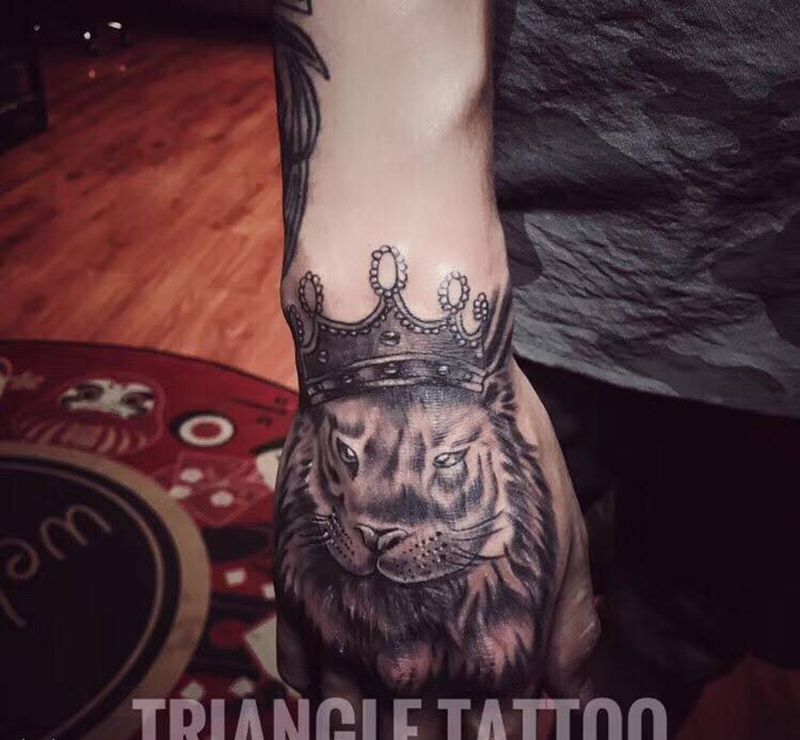 狮子纹身图片_手部纹身图案