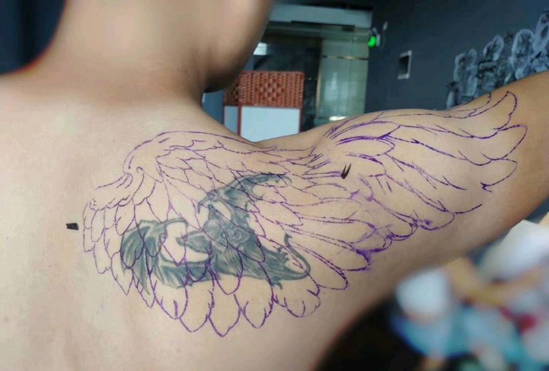 翅膀遮盖纹身图片_肩部纹身图案