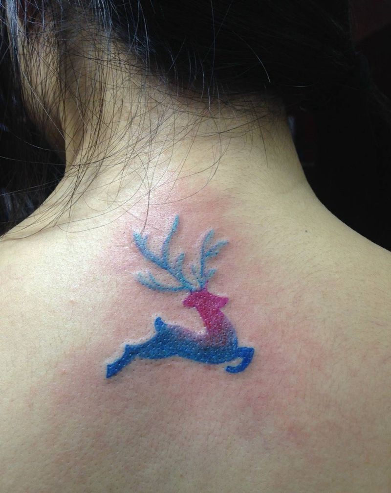 彩色鹿纹身图片_背部纹身图案