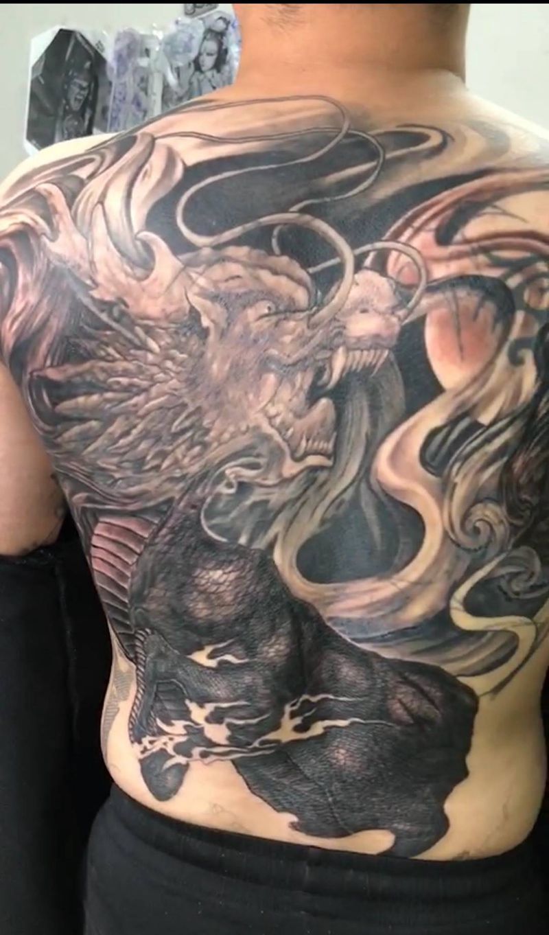 满背麒麟半遮盖完成60%纹身图片