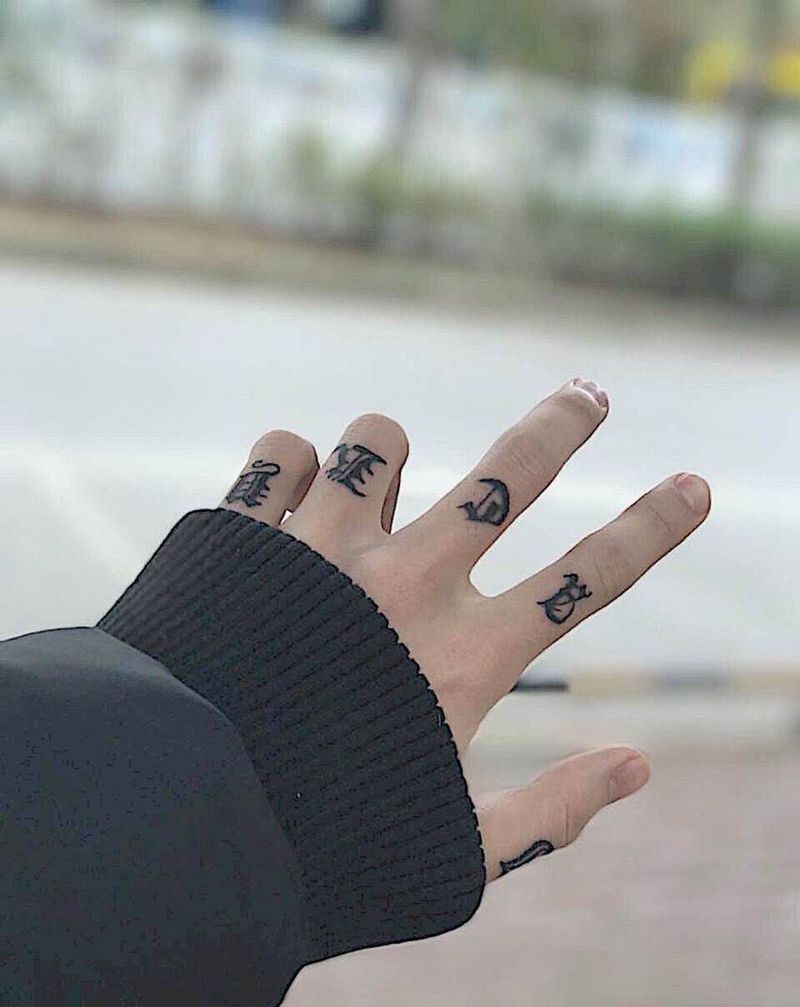 手指哥特风Jacky纹身图片_成品手部欧美字符纹身图案