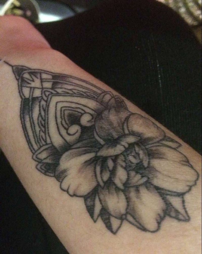 小美女恢复期纹身图片_成品欧美几何静物纹身图案