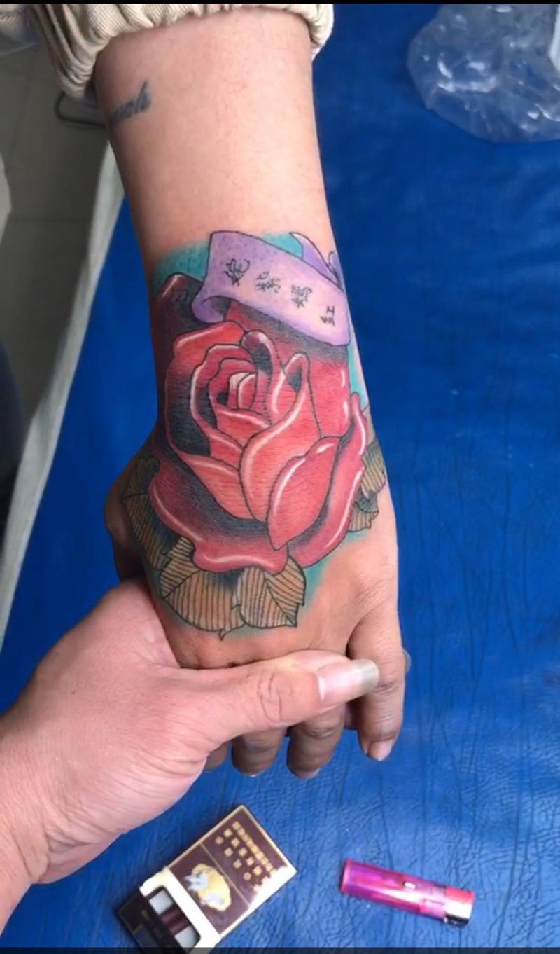 欧美玫瑰手背纹身图片