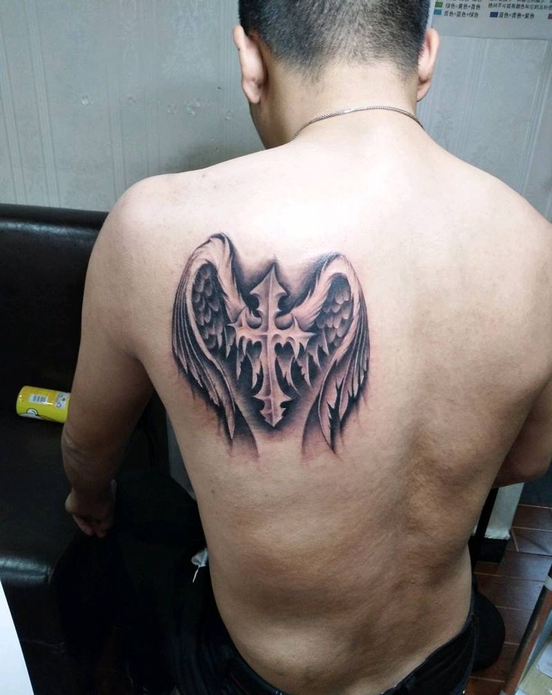 十字架翅膀纹身图片