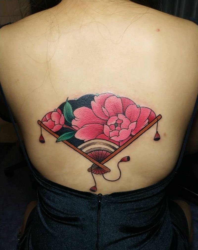 牡丹扇子纹身图片_背部老传统扇子纹身图案