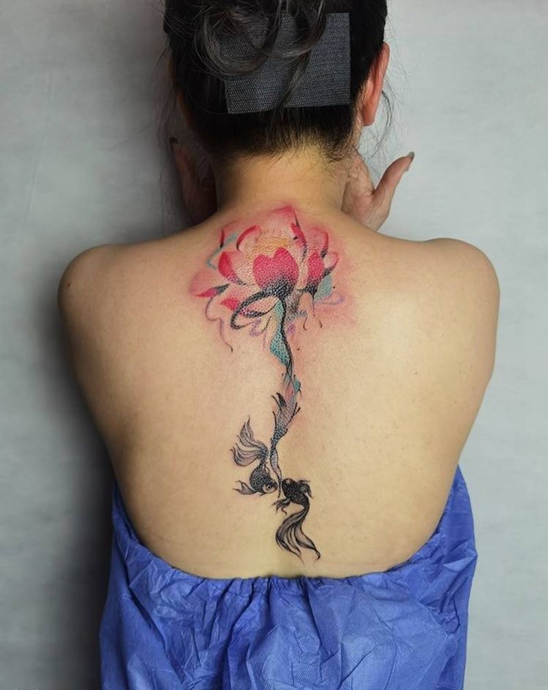 荷纹身图片_背部水彩纹身图案