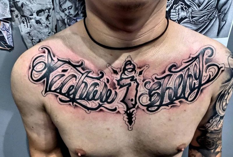 花字体纹身图片_胸部花体字纹身图案