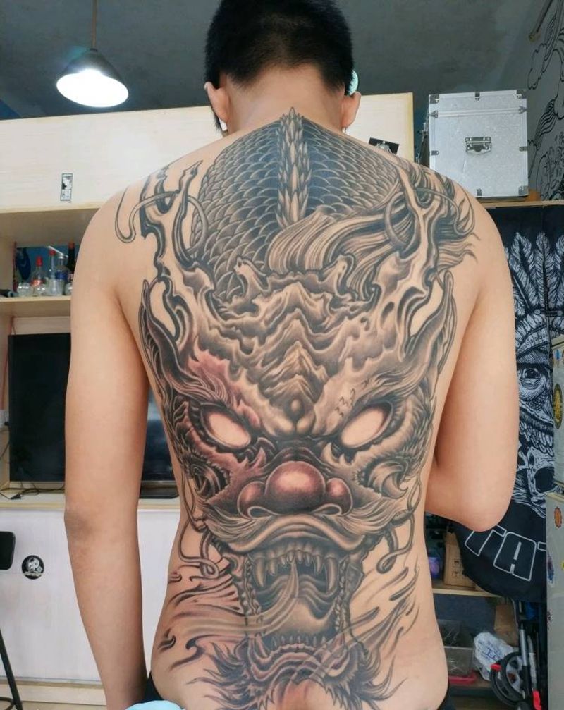 满背龙头纹身图片_背部新传统纹身图案
