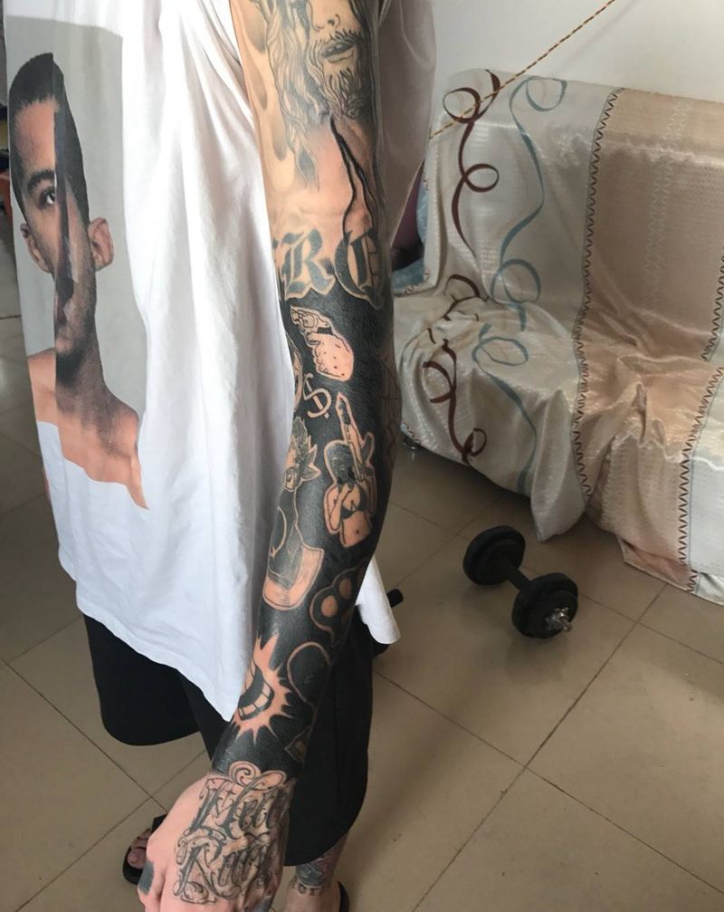 黑臂背景花臂纹身图片