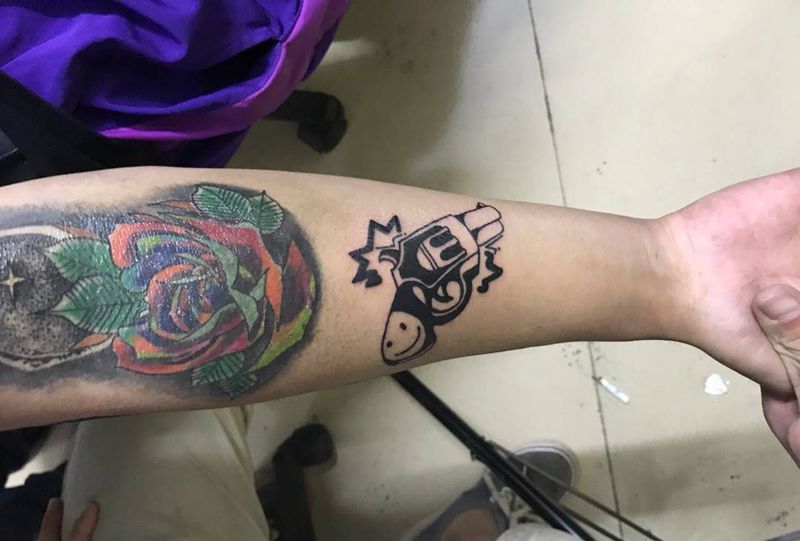 oldschool手枪纹身图片