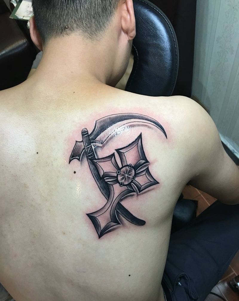 镰刀十字架纹身图片_成品肩胛骨欧美传统鬼神宗教背部纹身图案