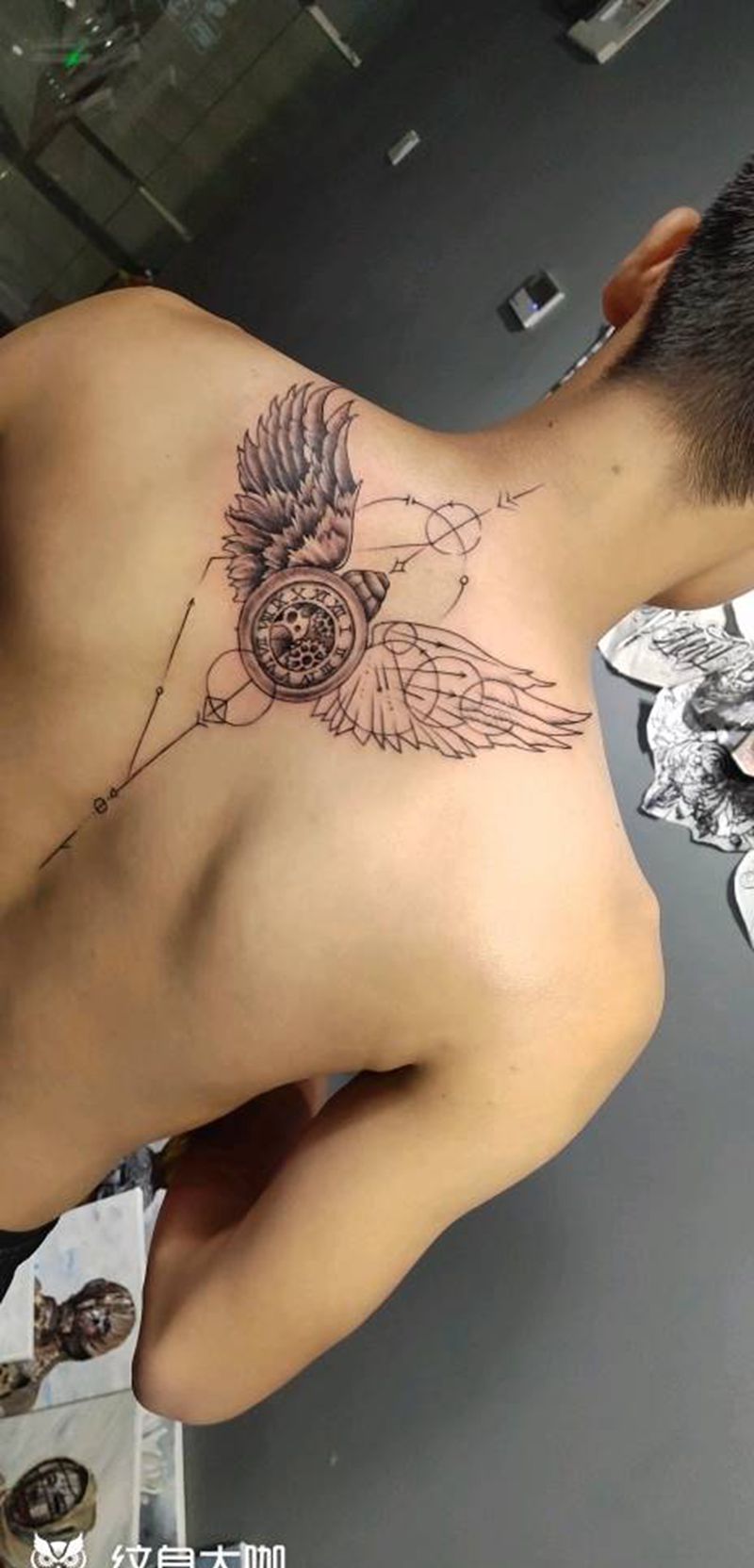 几何翅膀纹身图片_背部纹身图案