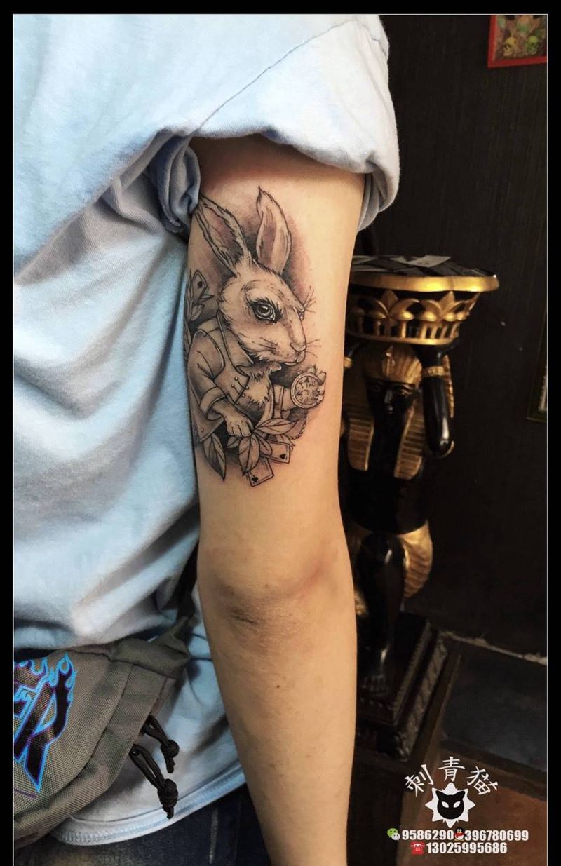 白兔先生纹身图片_成品手臂手部欧美清新动物兔子纹身图案