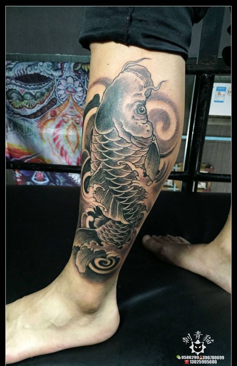 锦鲤纹身图片_成品腿部脚部传统清新动物锦鲤鱼纹身图案