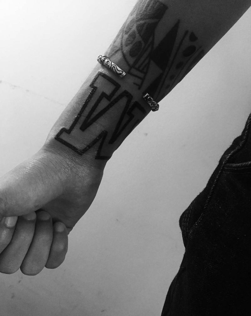 字母M纹身图片_成品手臂字符纹身图案