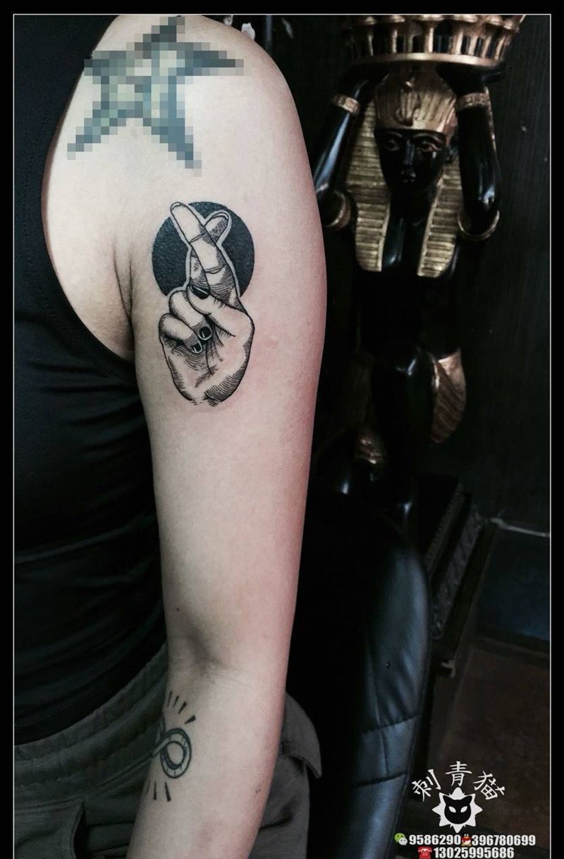 手势纹身图片_成品手臂手部欧美清新点线手纹身图案