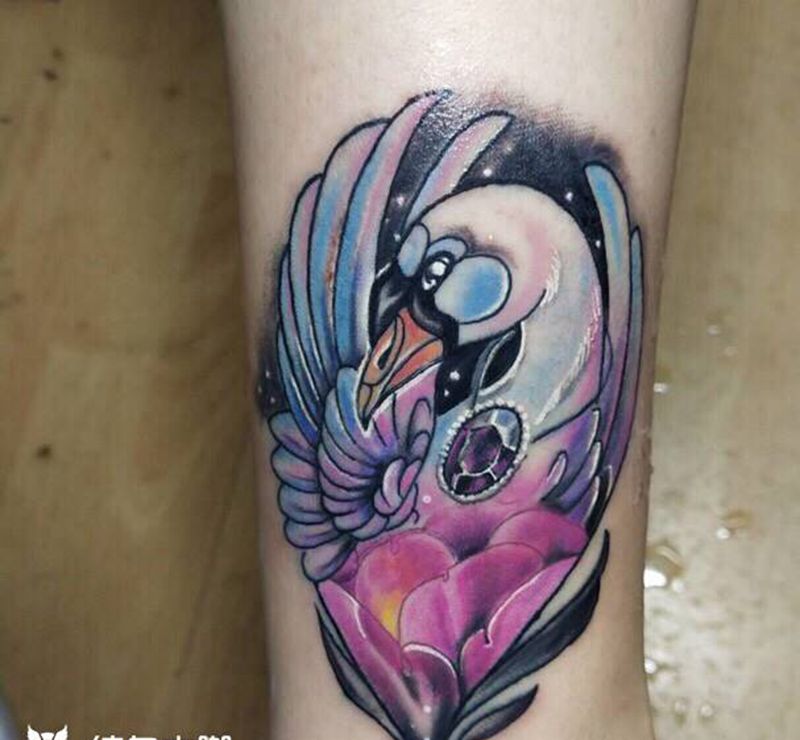 天鹅纹身图片_腿部水彩纹身图案