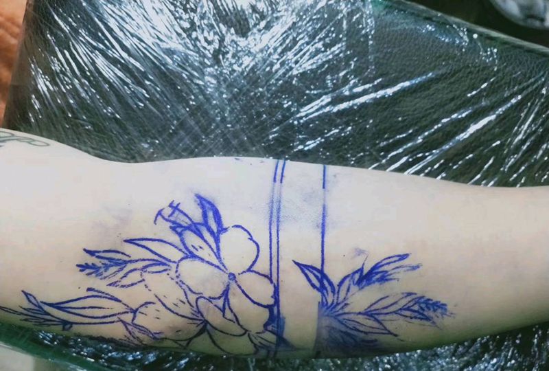 素花纹身图片_臀部点刺纹身图案